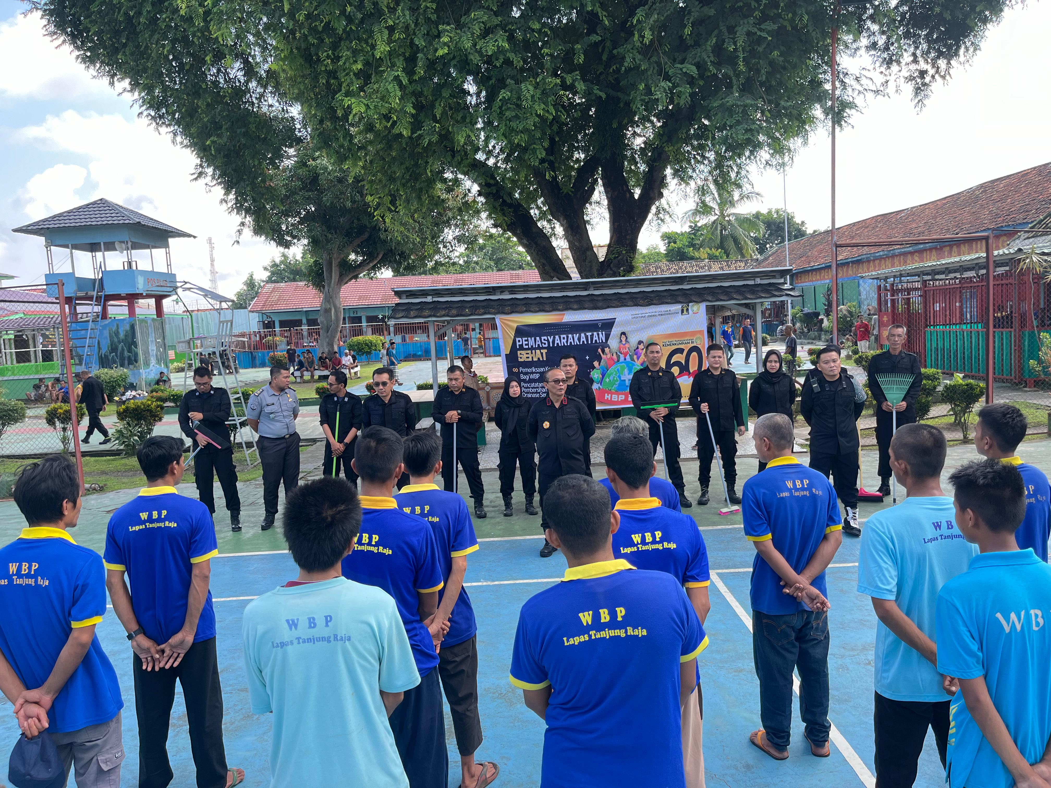 Lapas Tanjung Raja Semarak Peringati Hari Bhakti Pemasyarakatan ke-60 dengan Aksi Bersih-Bersih: Pegawai dan WBP Bersama Mewujudkan Lingkungan Sehat